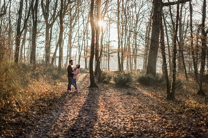 Portrait de couple dans la forêt - Photographe mariage portrait Toulouse