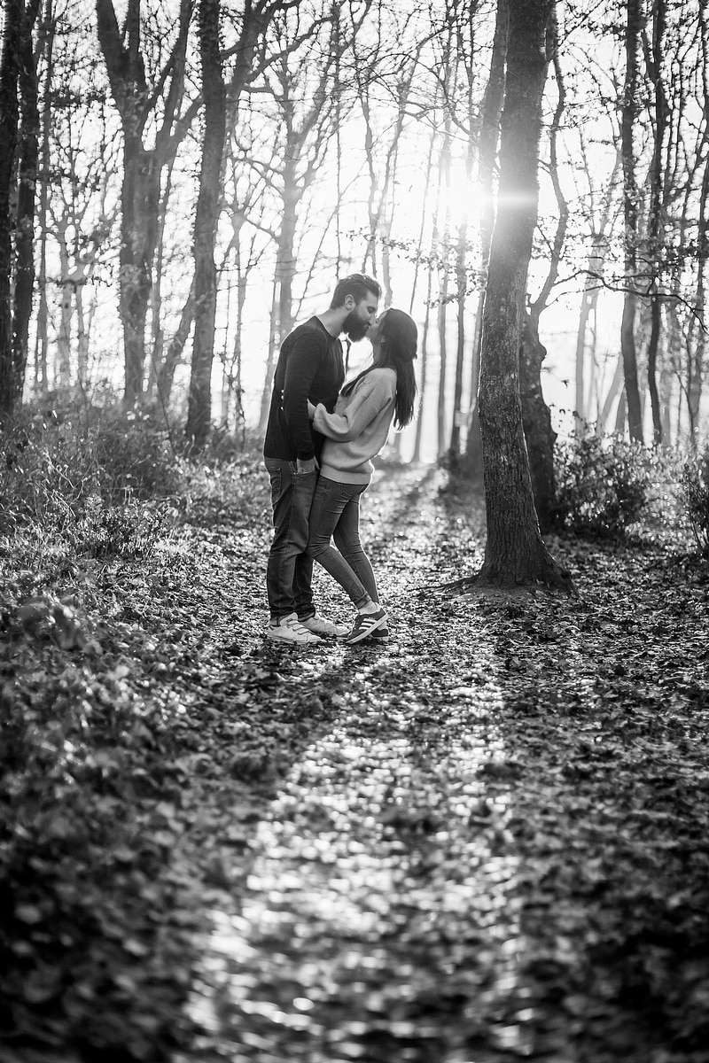 Portrait de couple dans la forêt en contre-jour - Photographe mariage portrait Toulouse