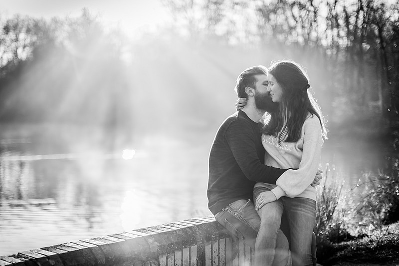 Portrait de couple sous les rayons - Photographe mariage portrait Toulouse