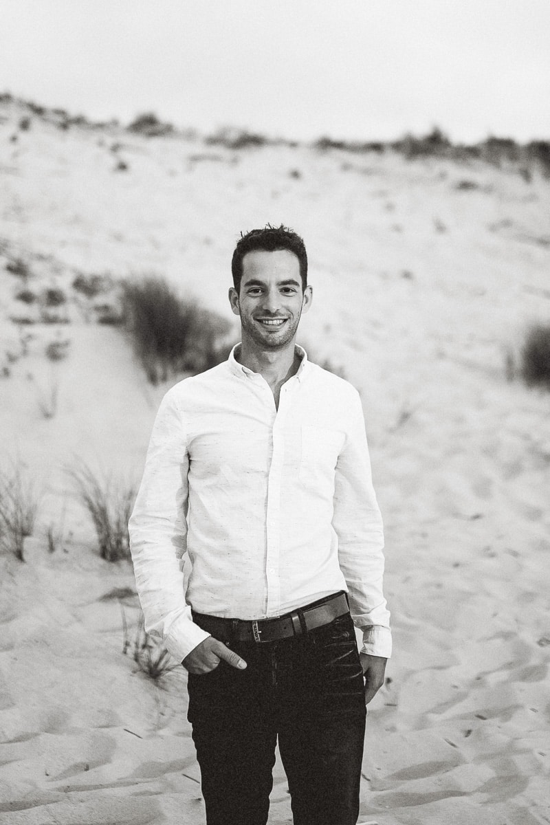 Mathieu Dété, portrait du photographe de mariage sur la plage de Saint-Paul sur l'île de la Réunion