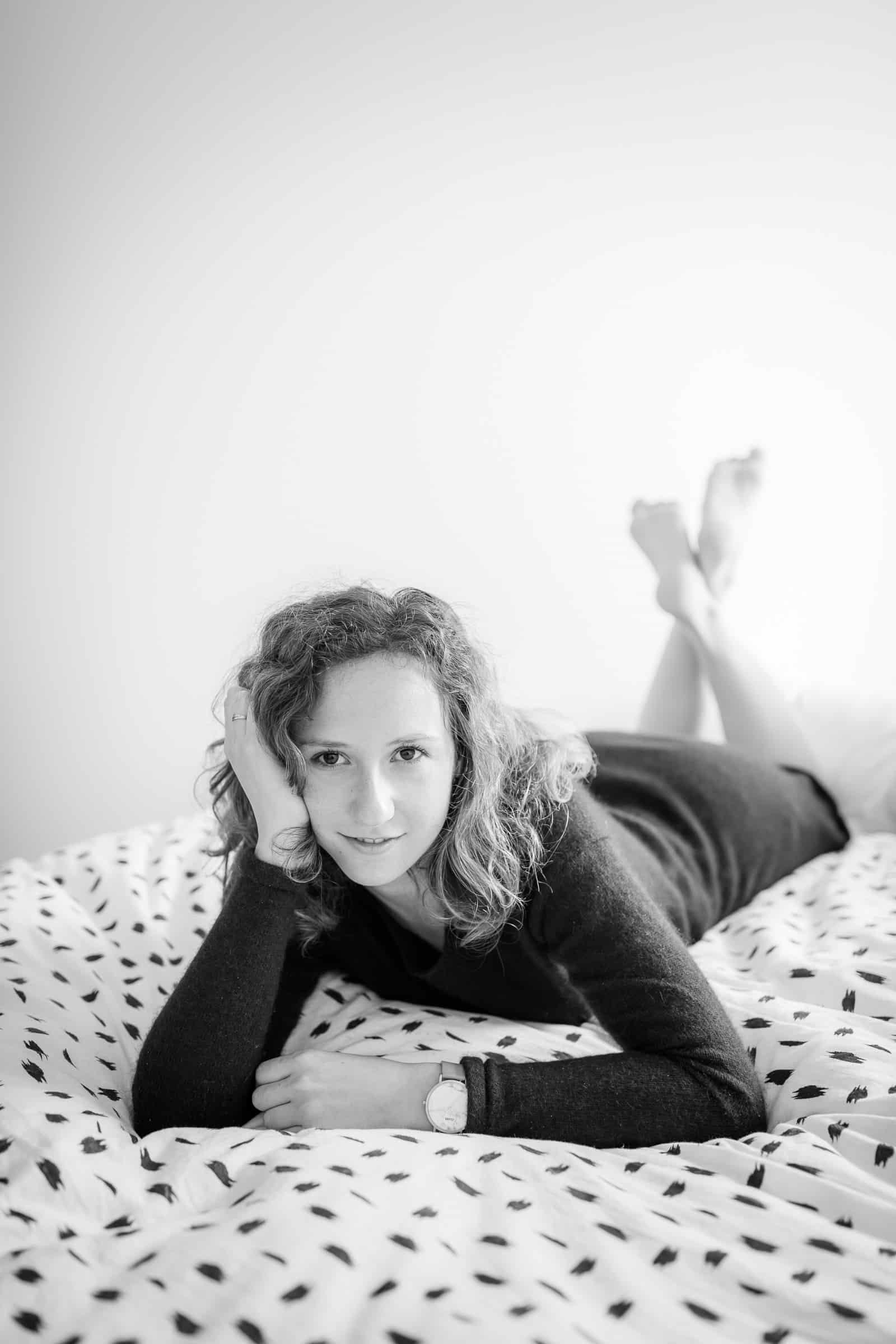 Portrait de femme couchée sur un lit en noir et blanc