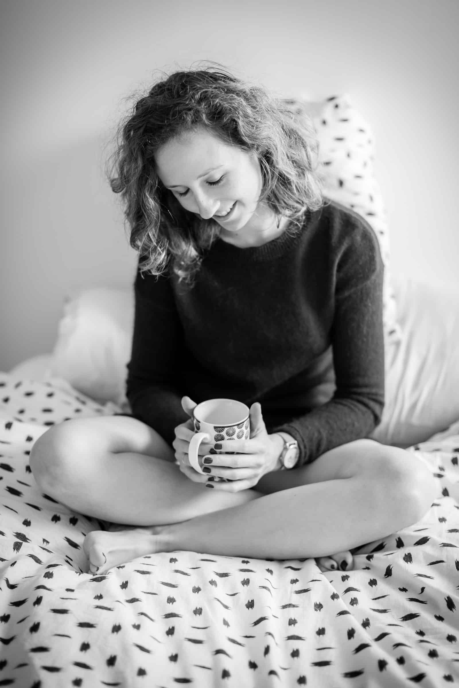 Portrait de femme buvant un café