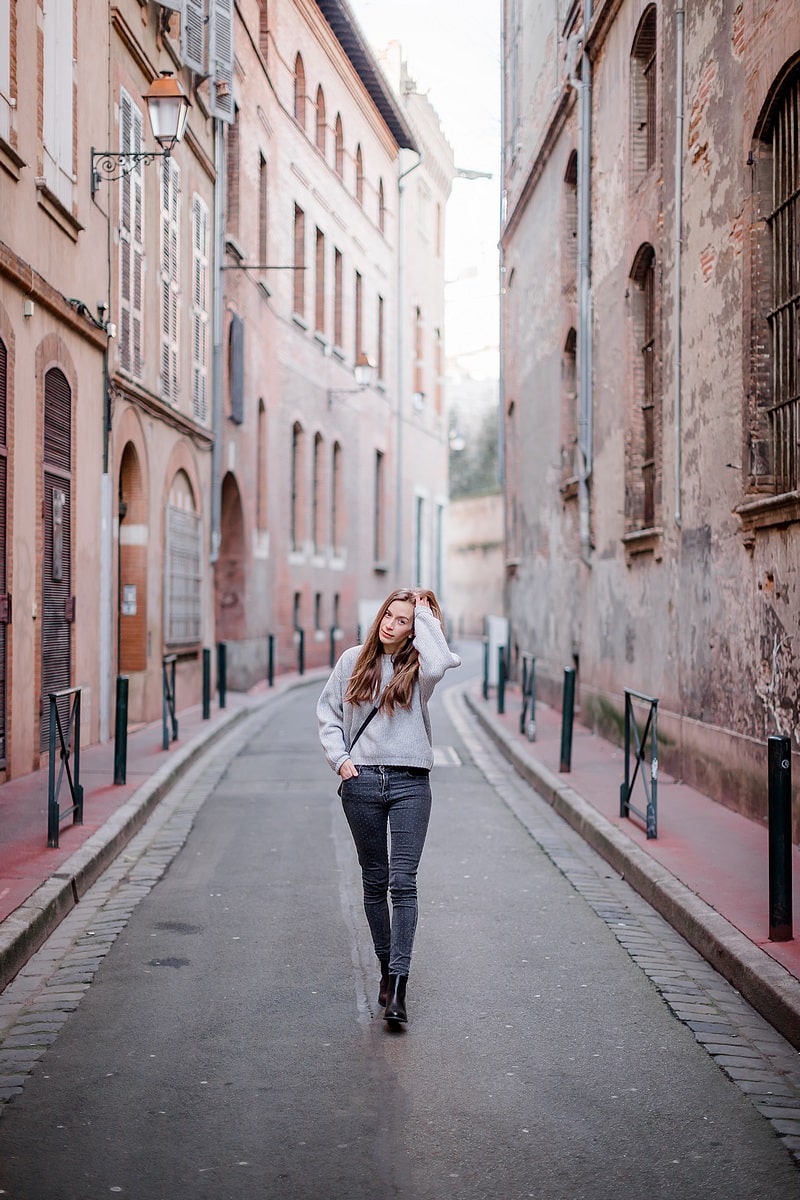 Portrait lifestyle dans ruelle colorée - Photographe mariage portrait lifestyle Toulouse