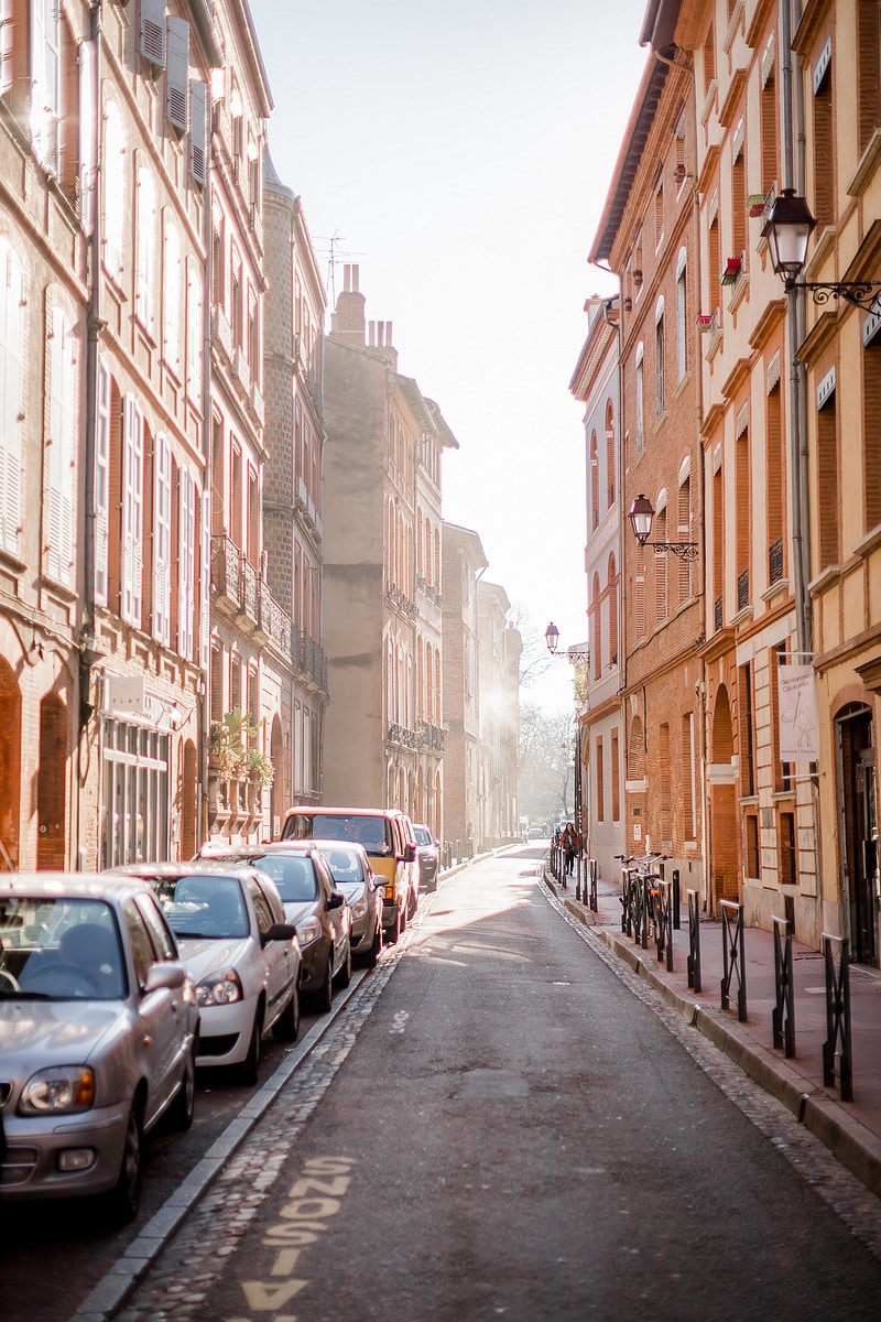 Ruelle en contre-jour - Photographe mariage portrait lifestyle Toulouse